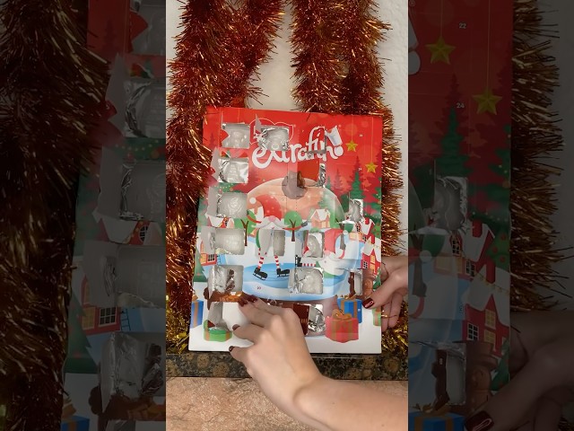 Vídeo relacionado con Taza Regalo con de +14 Chocolates - Regalo Original con Chocolatinas Kinder,Milka,Kit-Kat y Chucherías - "Te Quiero hasta la Luna" - Regalo Romántico