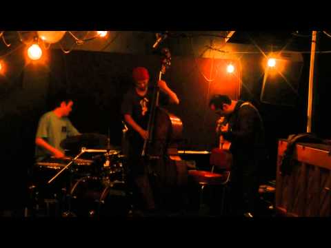 Kike Mendoza Trio en *matik-matik*