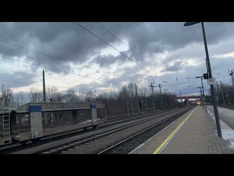 Einfahrt eines Desiro ML in Ebenfurth auf Gleis 3 bei 25 kV 50 Hz AC mit deaktiviertem HS