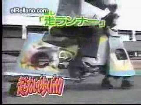 Japo friki maneja una moto con patas