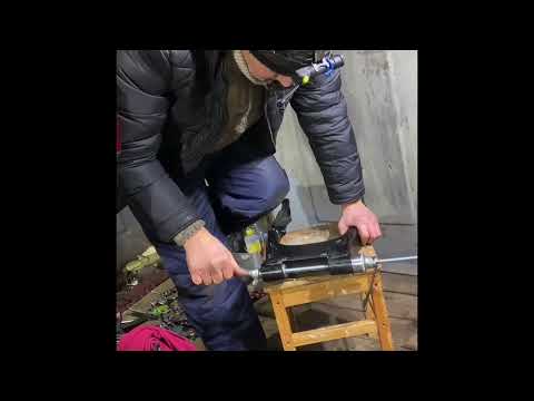 Remove and install bearings into rear swingarm.Harley Davidson FLHT 08