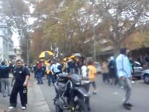 "Llegada de la Barra de Agronomía a la cancha vs. Lamadrid." Barra: La Barra de Agronomia • Club: Club Comunicaciones