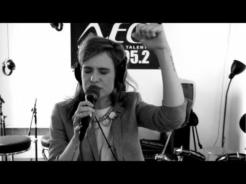 CHRISTINE AND THE QUEENS - The Loving Cup (Live Radio Néo)