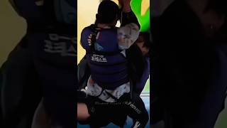 Download lagu The way Jungkook holds taehyung securely before fell into the water🥰💚💜#taekook mp3