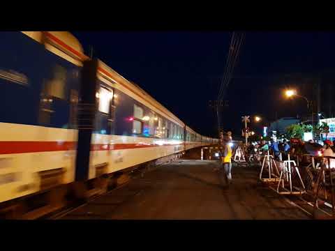Train SE5 Hanoi - Saigon passing Di An, Binh Duong (2018)