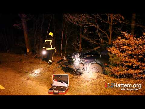 Personenauto botst tegen boom Hessenweg Wezep - © 112Hattem.org