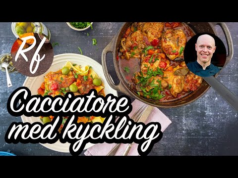 Min variant på cacciatiore med kyckling som är en italiensk kycklinggryta eller långkok på jägarens vis med kycklinglår, lök, örter, tomater, paprika och svamp med mera. Gott med bandpasta till. >