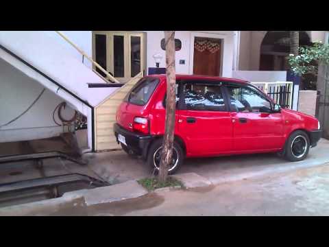 Guarda el auto debajo de la escalera