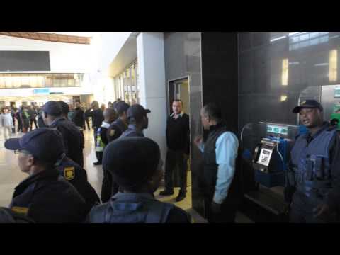 Pendelaars hou Metrorail beamptes Hostage  2