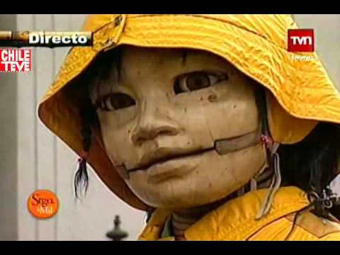 La Pequeña Gigante y La Escafandra Chile 2010 Dia 01 Royal De Luxe