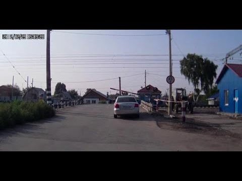 Głupiec na przejeździe kolejowym