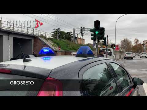 GROSSETO - Con l'auto rubata semina il panico in città