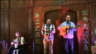 Shlomo Carlebach │Hitna'ari התנערי │Benyamin Steinberg (הזמר והיוצר בנימין שטיינברג) - התמונה מוצגת ישירות מתוך אתר האינטרנט יוטיוב. זכויות היוצרים בתמונה שייכות ליוצרה. קישור קרדיט למקור התוכן נמצא בתוך דף הסרטון