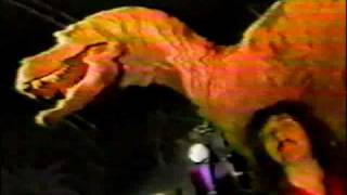 Weird Al visits a dinosaur museum