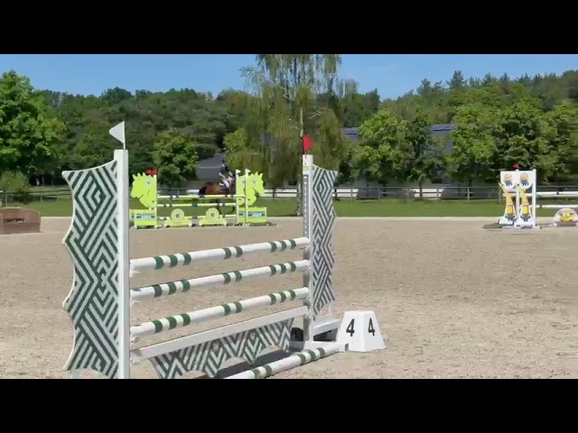 1.10m Show class movie Ursus van de Kapelhoeve (Emerald x Quite Easy).
