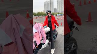 Download lagu Pembalap motor wanita yang cukup handal untuk ikut balapan mp3