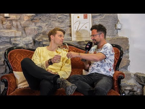 Apéro mit Dabu Fantastic | Interview im rro-Weinkeller
