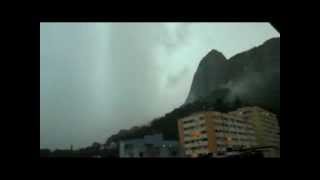 preview picture of video 'Raios e trovões no Cristo Redentor ( Rio de Janeiro )'
