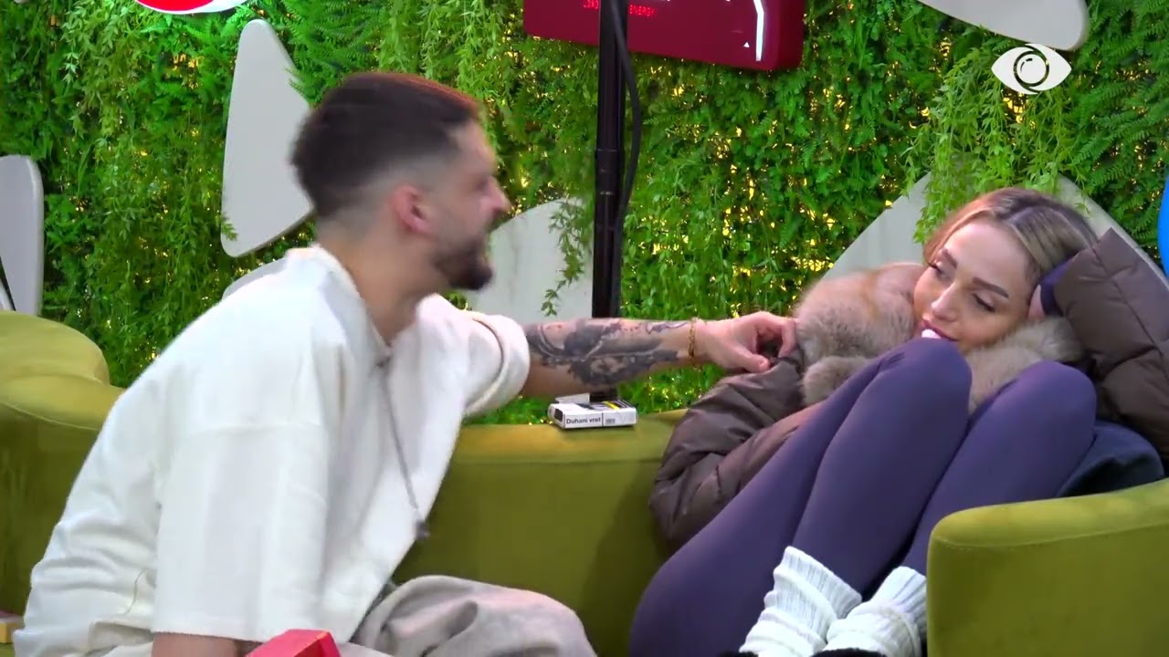 “E di sa budallaqe jam ndjerë”/ Selin bisedon me Gimbon në oborr