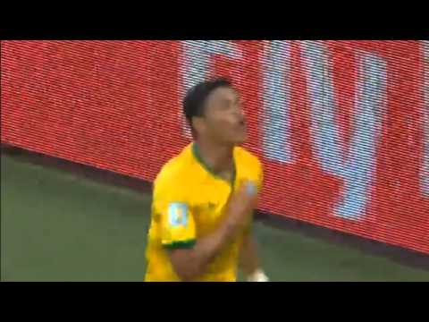 Neymar leva tombo na comemoração do gol de Thiago Silva