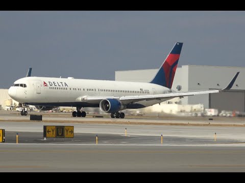 Delta 767-300 take off, DTW