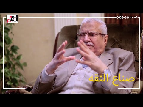 وداع شهبندر التجار بالغناء.. الميكانيكى الفنان يرثى الحاج محمود العربى فى مسقط رأسه