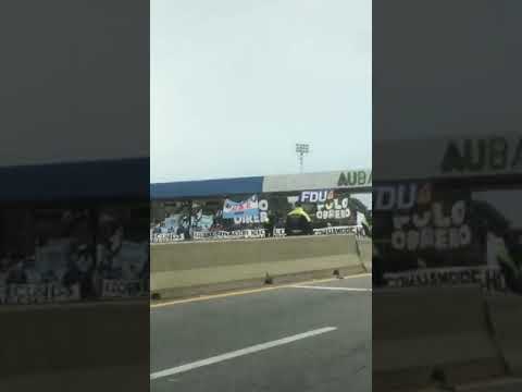 Videos. Autopista: grave enfrentamiento a piedrazos y trompadas en el peaje de Dock Sud