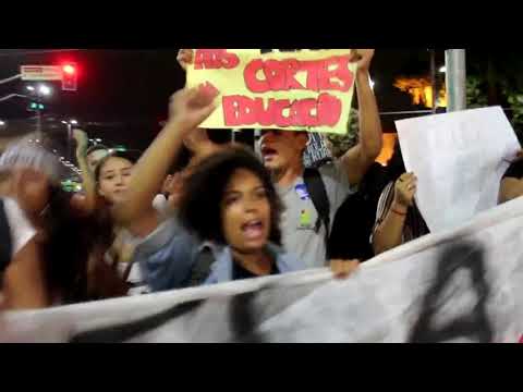 Estudantes vão às ruas em Santos