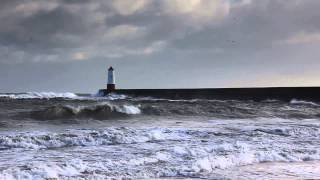 preview picture of video 'Rough Sea At Berwick Upon Tweed'