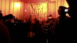 Download lagu Lemon Drop Kick performing mp3