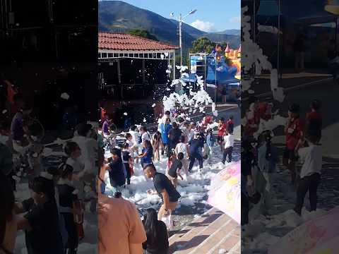 los niños jugando con espuma en chitaga norte de Santander Colombia ♥️🇨🇴💯