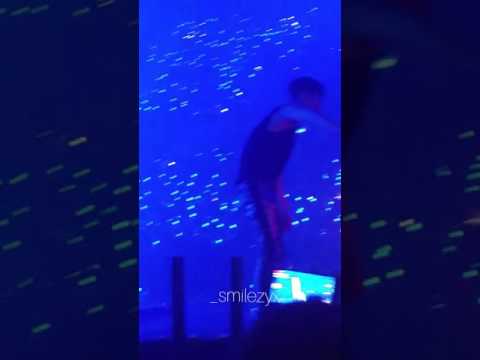 160910 EXOrDIUMinBKK - Lightsaber (Lay Focus)