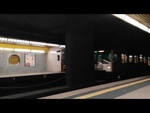 Treno Meneghino M3 in arrivo alla fermata Porta Romana