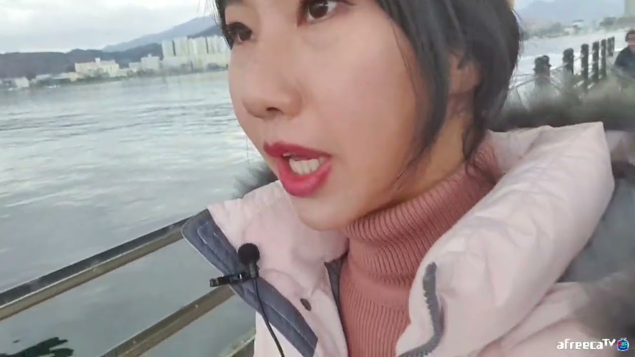 の受付さんだガチャガチャと想像しい女性    /    始発列車/安眠