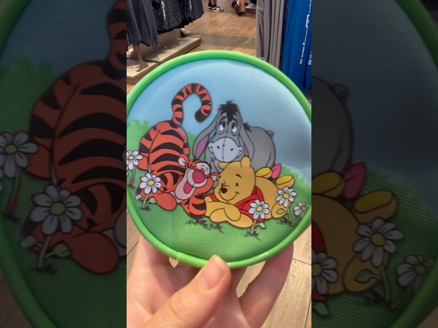 Vídeo relacionado con Disney Store Official, Winnie The Pooh, Igor, Peluche con Ropa para la Lluvia Coleccionable, 18 cm, Burrito con Chaqueta con Capucha y Botas