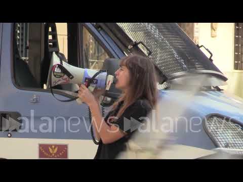 Firenze, in corso lo sgombero di un immobile, due occupanti ancora sul tetto