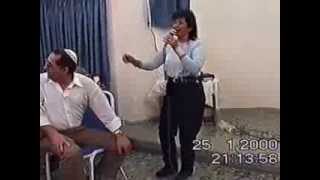 אורחת ממקהלת מזמורי תימן ראש העין.wmv (ידידנו היקר משה רצון ז"ל) - התמונה מוצגת ישירות מתוך אתר האינטרנט יוטיוב. זכויות היוצרים בתמונה שייכות ליוצרה. קישור קרדיט למקור התוכן נמצא בתוך דף הסרטון