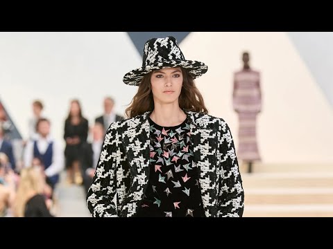Chanel | Haute Couture | Fall Winter 2022/2023 | Fashion Show