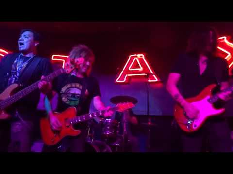 Bon Jovi's lead guitarist Phil X ROCKS Alfred's on Beale!