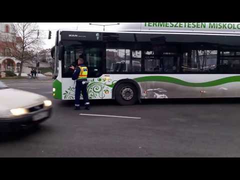 Busznak hajtott kanyarodás közben Miskolcon - boon.hu