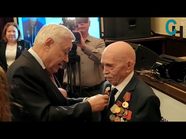 Фарид Мухаметшин вручил юбилейную медаль 80-летия Победы аксубаевскому ветерану Николаю Панюкову