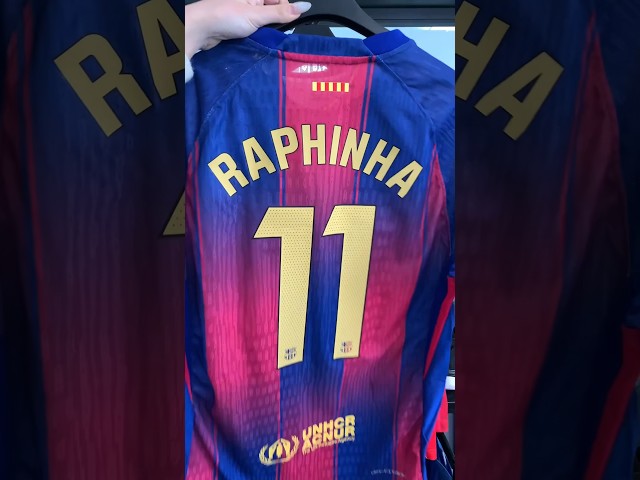 Vídeo relacionado con FC Barcelona Camiseta y Pantalón Unisex Niños, 8 Años, Blaugrana, 100% Poliéster, Corte Regular, Manga Corta, Primera Equipación Temporada 25/26 Raphinha