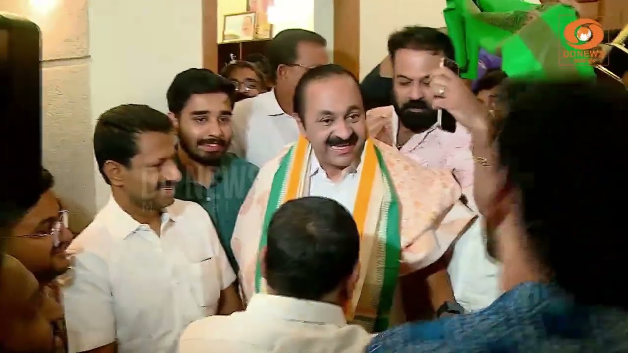 വി ഡി സതീശനെ വീട്ടിലെത്തി അനുമോദിച്ച് അമ്മയുടെ പ്ര?