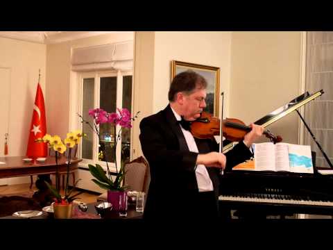 SARIGELİN TÜRKÜSÜNÜ BİRDE CİHAT AŞKIN'DAN DİNLİYELİM LÜTFEN