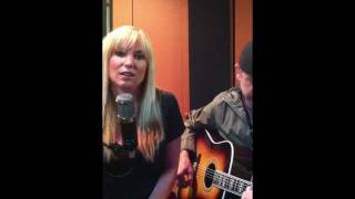 Julie Roberts Sings Pretty Paper -live acoustic