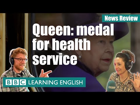 女王向衛生服務部門頒發獎章。BBC新聞評論 (Queen gives medal to health service: BBC News Review)