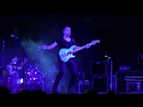 Danny Growl - Solo de bajo con Jorge Salán en La Riviera (bass solo live)