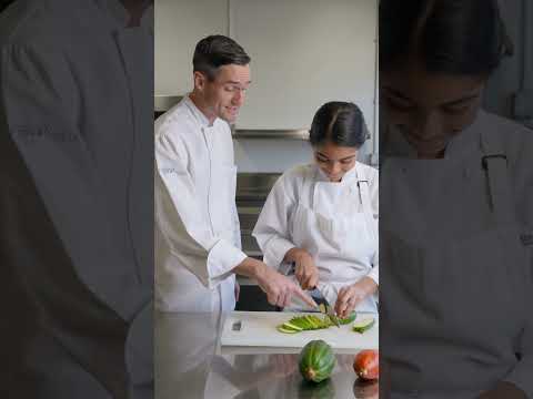 🔪 Receiving feedback on your technical skills and discussing cooking precision in English