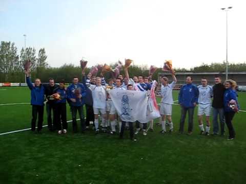 Feest Woudia na promotie tegen Spirit '30