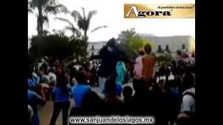 preview picture of video 'Bailando los monos en la plaza de San Juan de los Lagos'